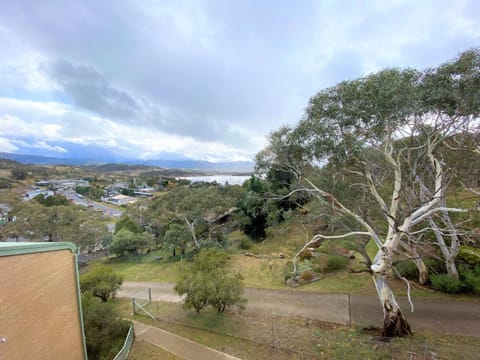Alpine Mountain View 18 4 bedroom Jindabyne Unit with Wifi Maison in Jindabyne