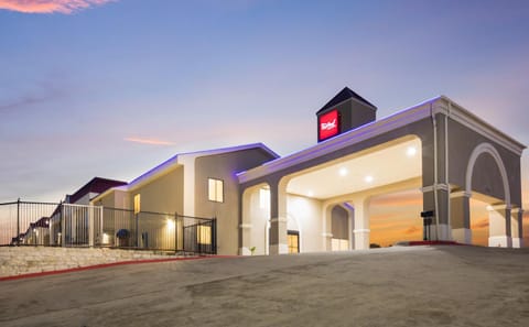 Red Roof Inn & Suites Austin East - Manor Motel in Texas