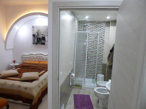 Nearby landmark, Neighbourhood, Bathroom, Photo of the whole room, Bedroom