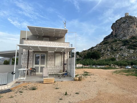 Property building, Day, Natural landscape, Mountain view