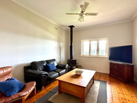 Cherry Blossom Cottage - Beechworth-Getaways Country House in Beechworth