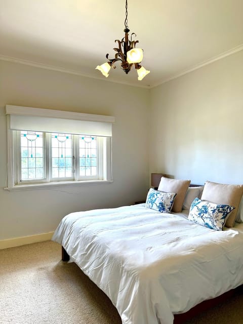 Cherry Blossom Cottage - Beechworth-Getaways Country House in Beechworth