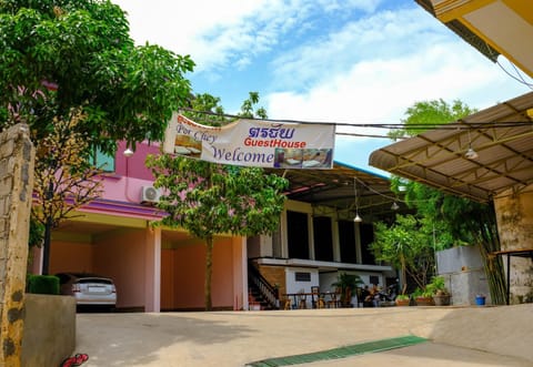 Property building, Day, Street view, Parking