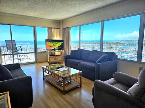 Ilikai Tower 943 Yacht Harbor View 2BR Apartment in Honolulu