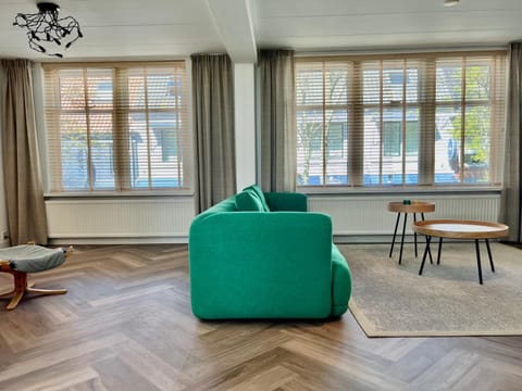 140 m2 groot appartement -midden in het centrum- 2022 kompleet gerenoveerd Condo in Domburg