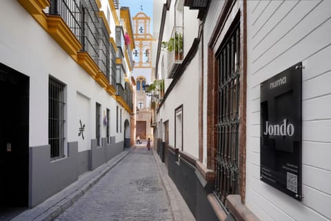 Facade/entrance, Neighbourhood