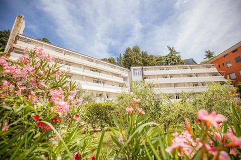 Property building, Spring, Day, Garden, Garden view