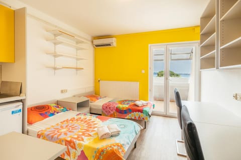 Bed, Seating area, air conditioner