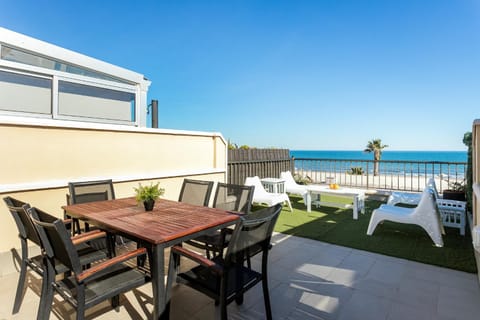 Off site, Balcony/Terrace, Seating area, On site, Sea view, Quiet street view