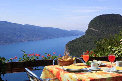 Restaurant/places to eat, Balcony/Terrace