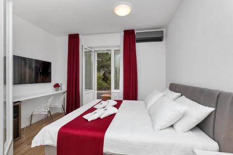 Luxury Rooms Paradise Garden Bed and Breakfast in Makarska