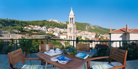 Nearby landmark, Facade/entrance, People, Summer, View (from property/room), Balcony/Terrace, Seating area, Dining area, Landmark view, Street view