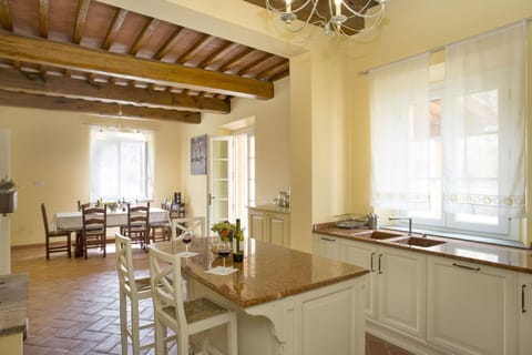 Kitchen or kitchenette, Photo of the whole room, Dining area