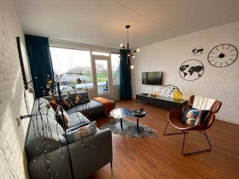 IJsvogel Apartment, Duplex Family Home 4-bed located on the largest saltwater lake Apartment in Bruinisse
