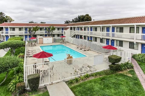 Facade/entrance, Swimming pool