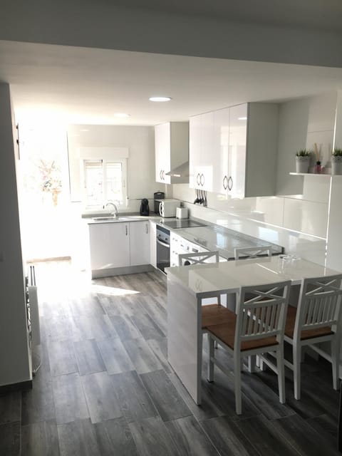 Kitchen or kitchenette, Dining area, stove