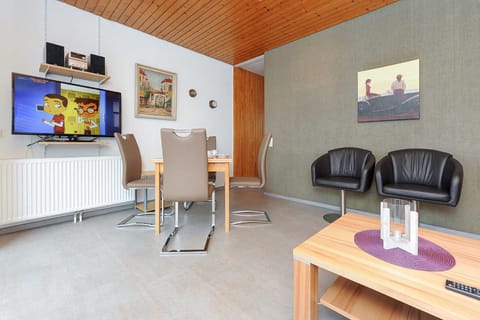 TV and multimedia, Living room, Seating area, Dining area