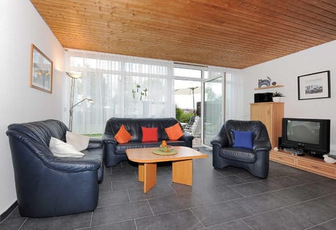 TV and multimedia, Living room, Seating area, Evening entertainment