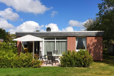 Property building, Patio, Spring, Day, Garden, Garden view