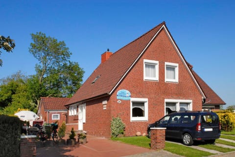 Property building, Day, Neighbourhood, Street view, Location, Parking