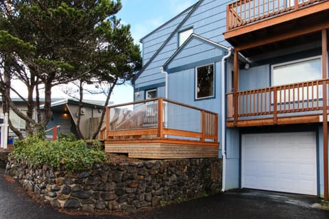 Blue Pacifica House in Newport