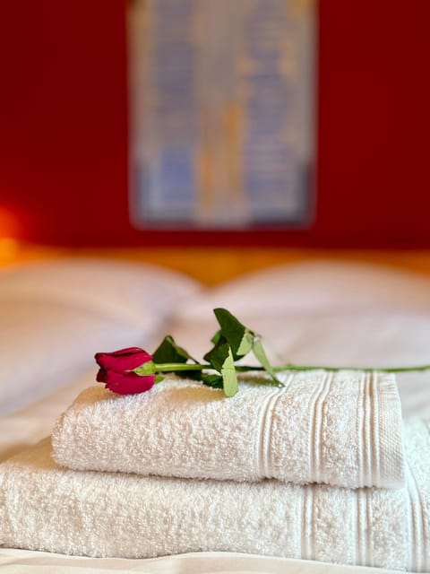 Bed, Bedroom, towels
