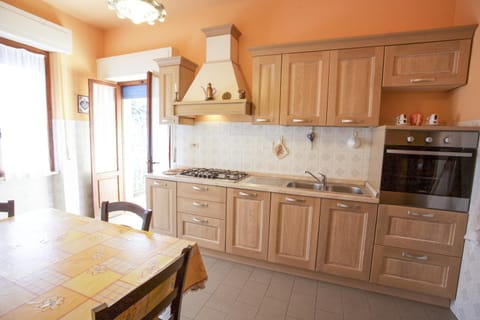 Kitchen or kitchenette, Dining area, pet friendly, stove