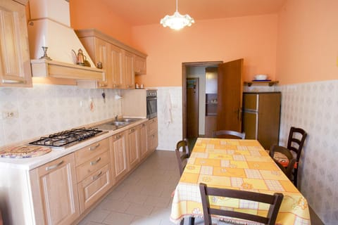 Kitchen or kitchenette, Dining area, pet friendly, stove