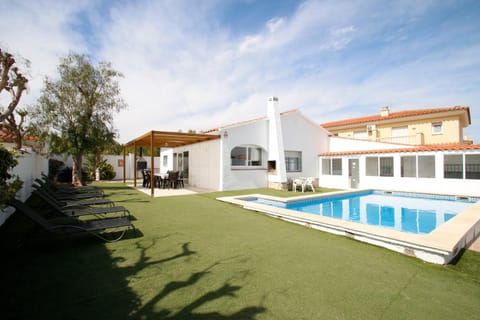 Property building, Patio, Garden, Garden view, Pool view, Swimming pool, sunbed