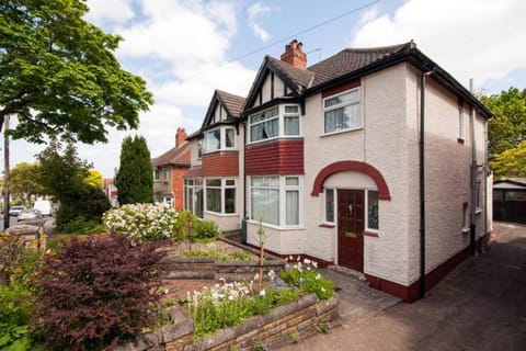 Facade/entrance, Day, Garden, Street view