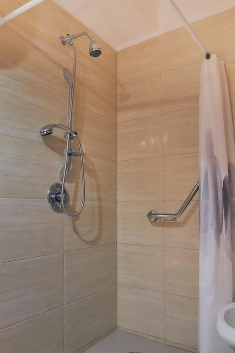 Shower, Toilet, Bathroom, Photo of the whole room, Decorative detail