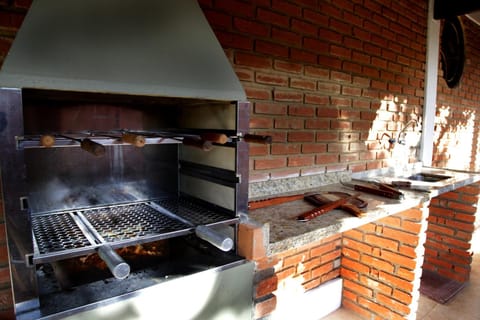 Shower, Patio, Patio, Restaurant/places to eat, Day, Summer, BBQ facilities, BBQ facilities, Balcony/Terrace, Balcony/Terrace, Kitchen or kitchenette, Banquet/Function facilities, Seating area, Dining area, Animals, On site, Pets, Mountain view, Family