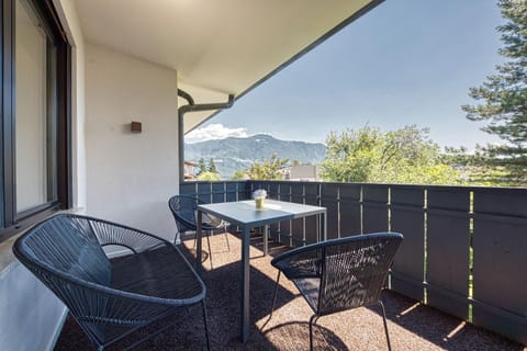 Day, View (from property/room), Balcony/Terrace, Seating area, Dining area, Mountain view, Mountain view