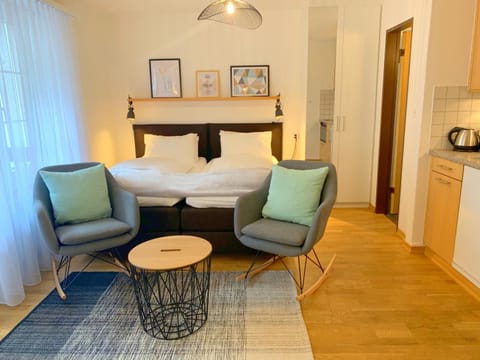 Coffee/tea facilities, Kitchen or kitchenette, Seating area, Bedroom