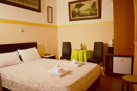 Bed, Day, Bedroom, Autumn, On site