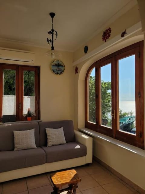 SUN & RELAX, relaxing location with seaview House in Massa Lubrense