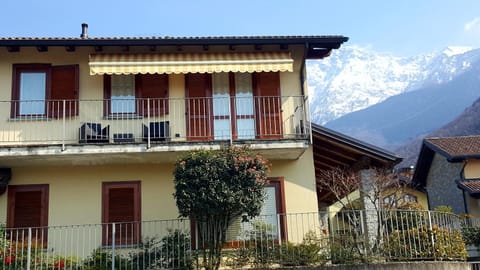 A due passi dalla spiaggia House in Colico