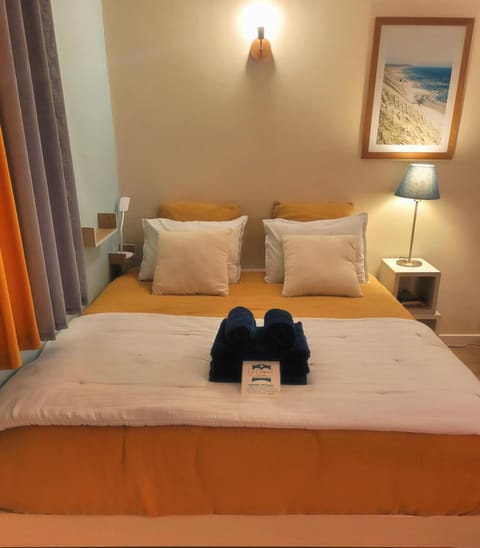 Bed, towels
