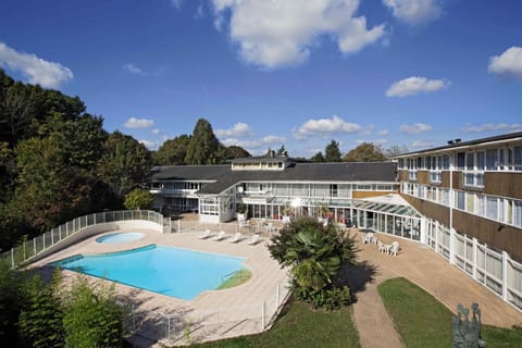 Facade/entrance, Day, Pool view