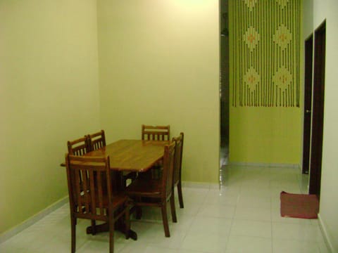Homestay Amsyarah Alojamiento y desayuno in Perak Tengah District