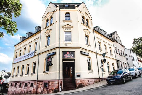 Restaurant/places to eat, Facade/entrance