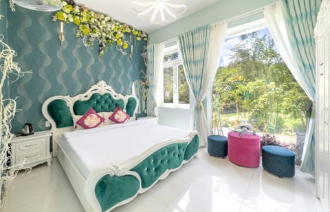 Bed, Bedroom, Garden view