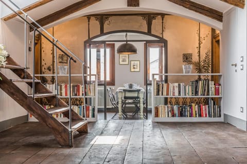 Library, Coffee/tea facilities, Living room, Seating area