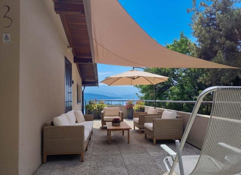 Natural landscape, View (from property/room), Balcony/Terrace, Seating area, City view, Lake view