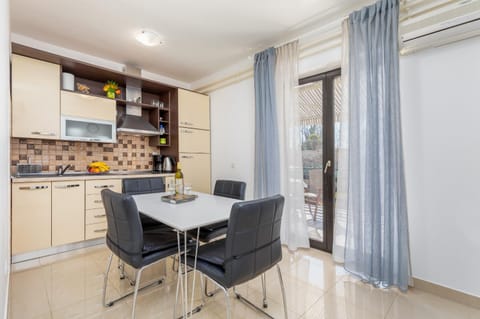 Dining area, Communal kitchen