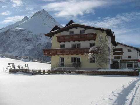 Facade/entrance, Winter