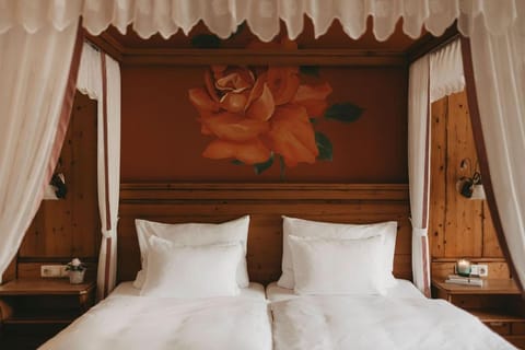 Bed, Photo of the whole room, Decorative detail, Bedroom