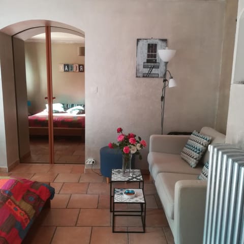 appartements dans villa avec terrasse, jardin, parking clos, wifi Condo in Aix-en-Provence