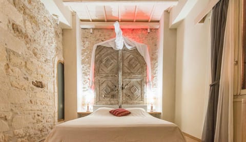 Bed, Photo of the whole room, Decorative detail, Bedroom