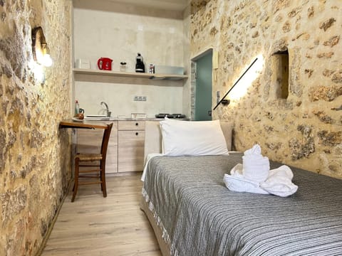 Bed, Coffee/tea facilities, Kitchen or kitchenette, Photo of the whole room, Dining area, Bedroom, towels